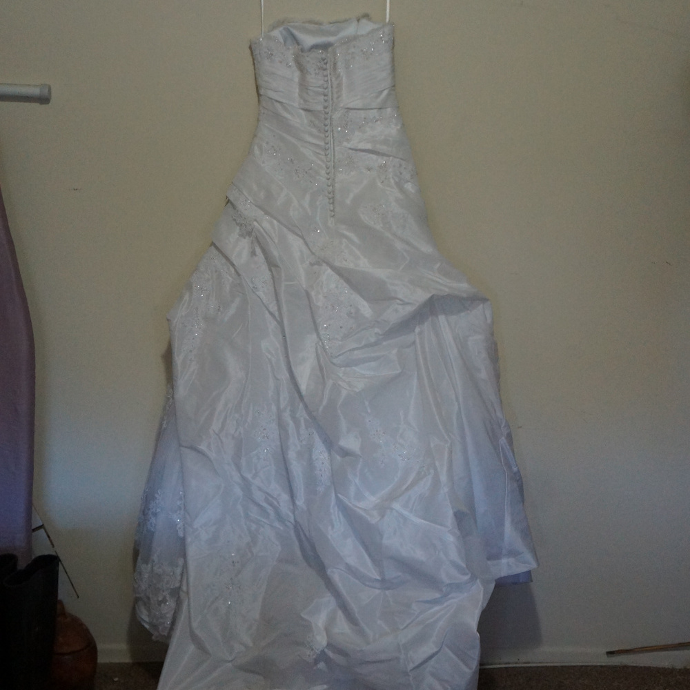 San Patrick Size 6 wedding gown for shorter person